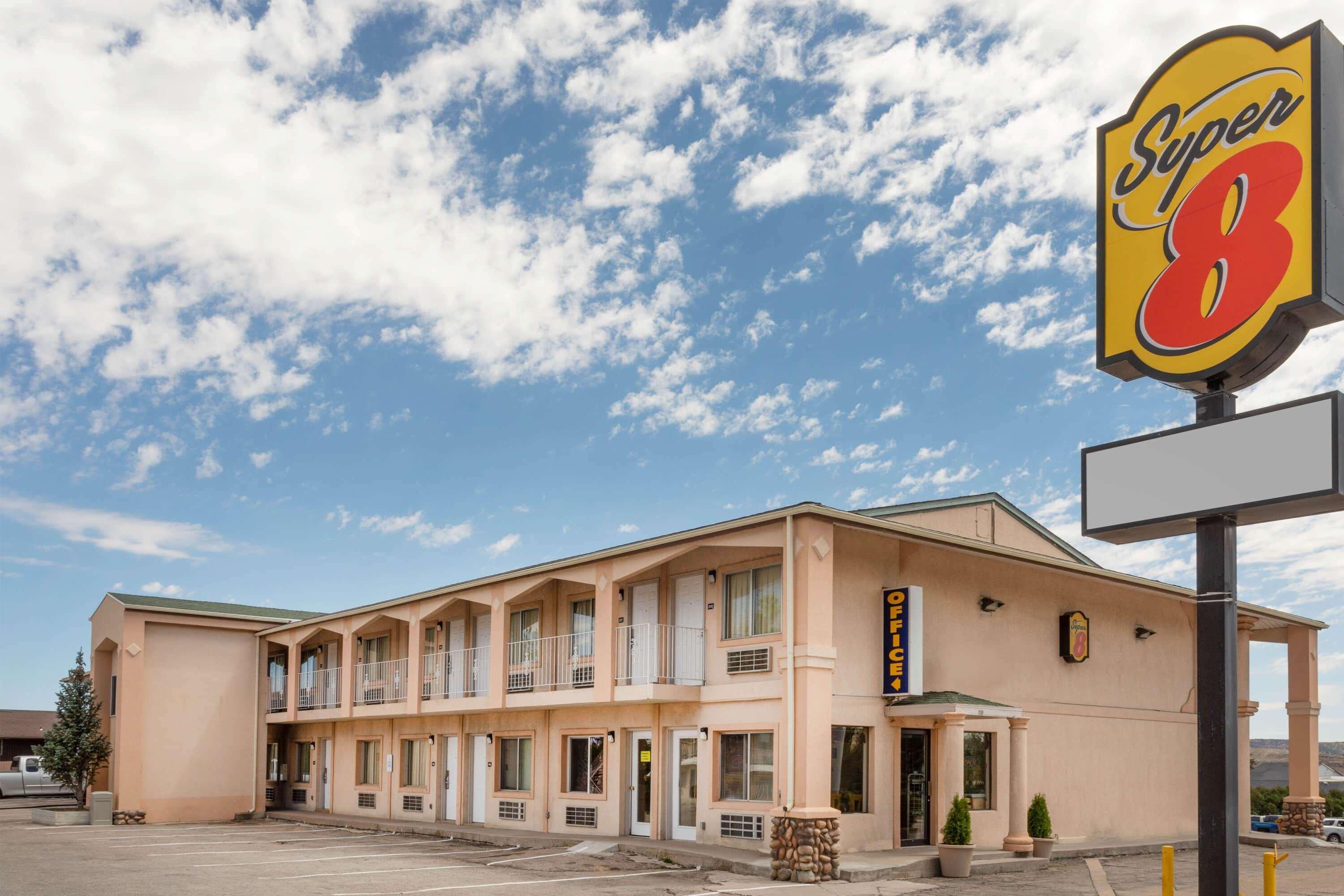 Super 8 By Wyndham Evanston Exterior photo