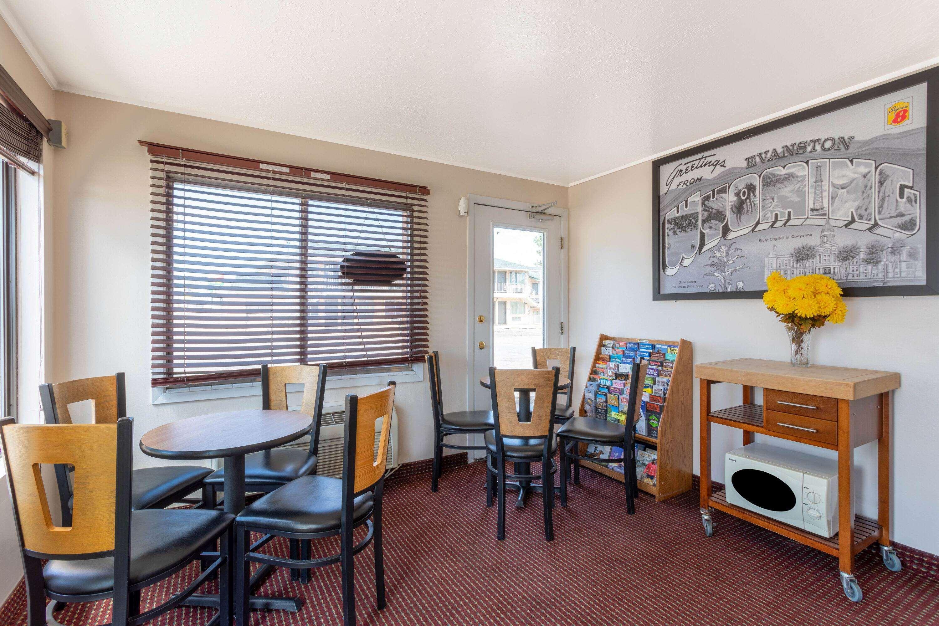 Super 8 By Wyndham Evanston Exterior photo