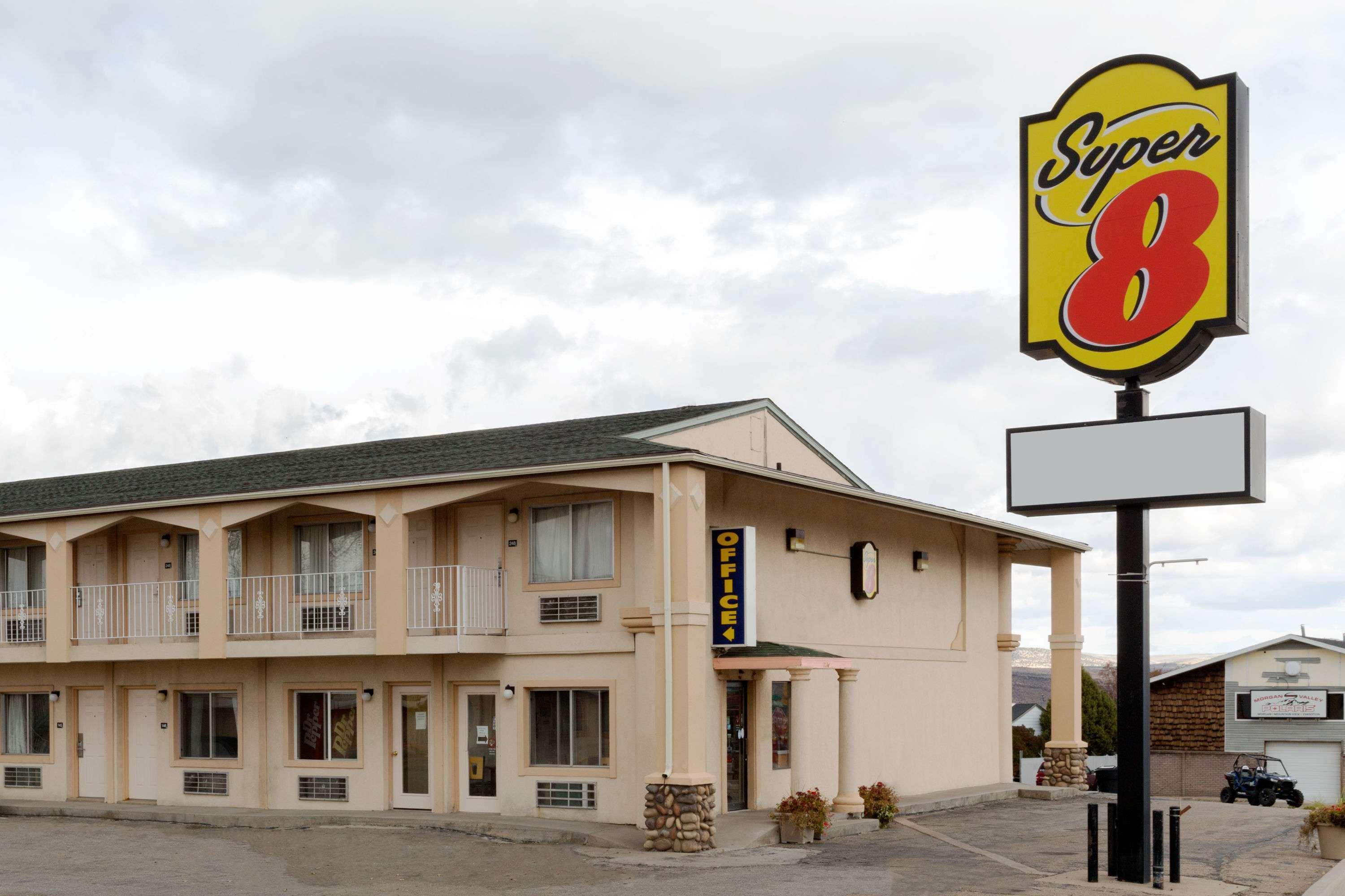 Super 8 By Wyndham Evanston Exterior photo