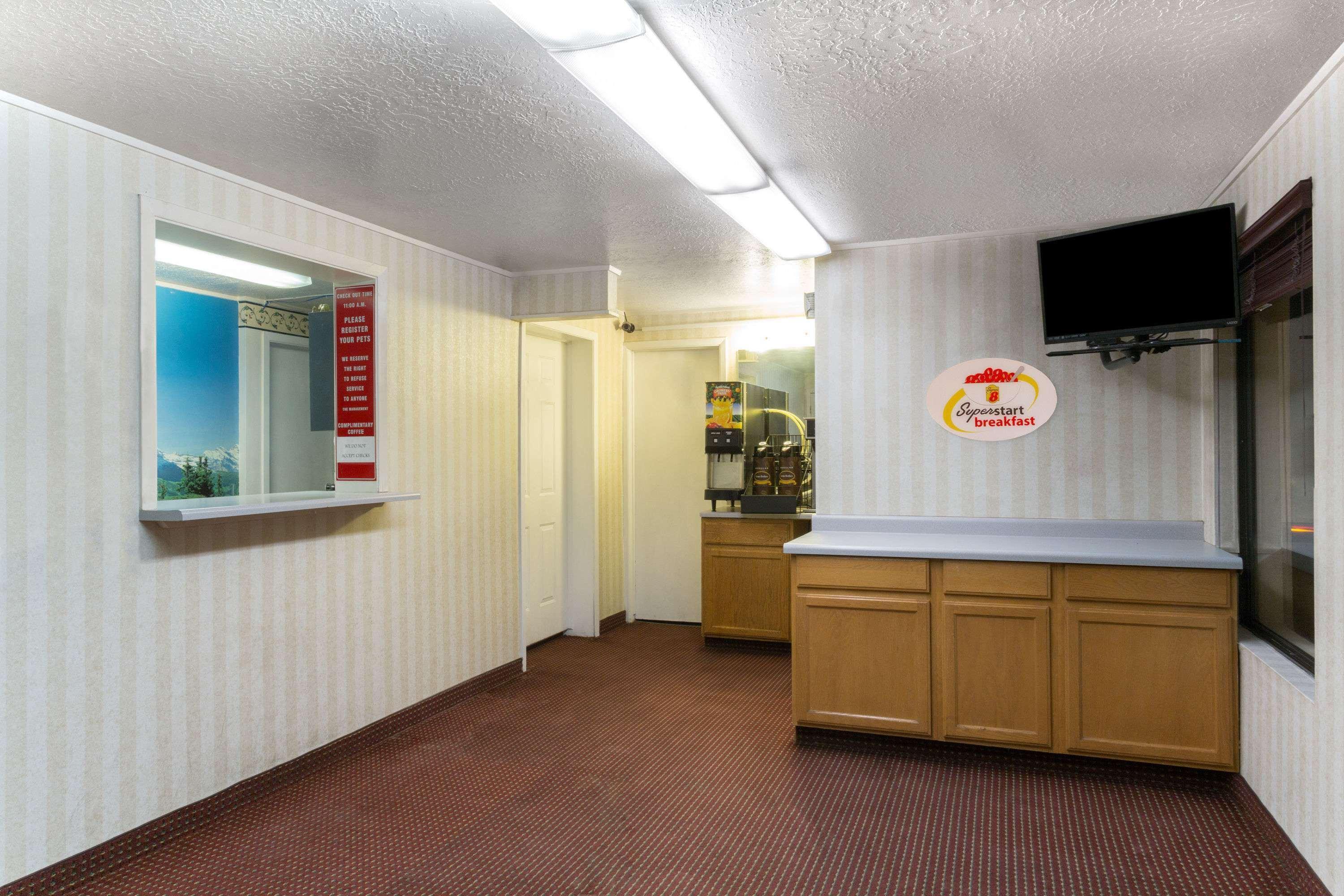 Super 8 By Wyndham Evanston Exterior photo