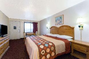 Super 8 By Wyndham Evanston Room photo